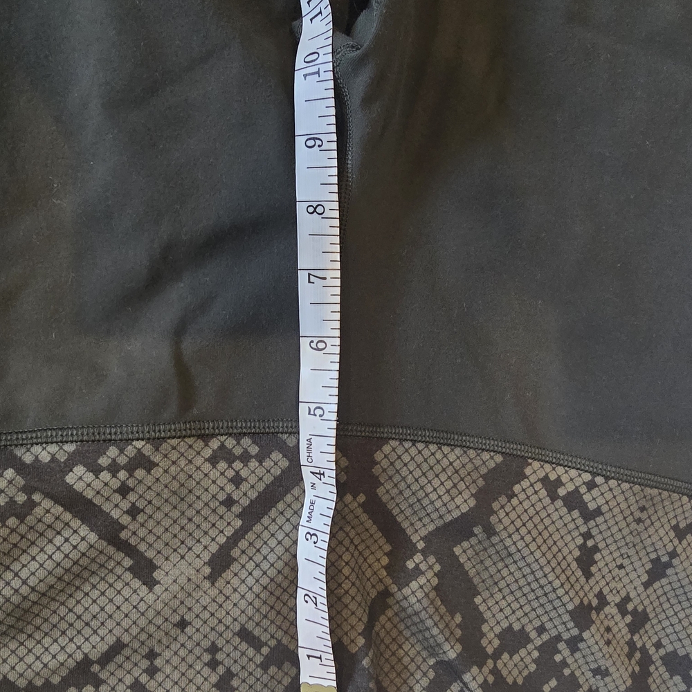 Lululemon Vintage Gator Green Groove Pants. Size 8. GUC. - Picture 3 of 5